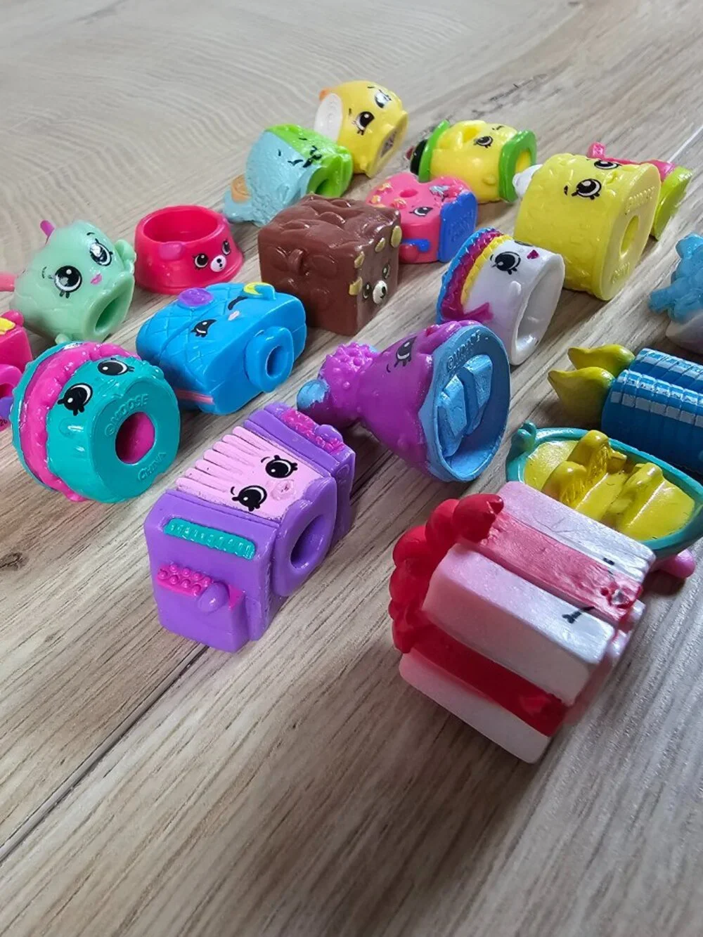 Moose Toys Shopkins Lot of 20 Figures Penny Purse Sparky Flicker Candles Onion